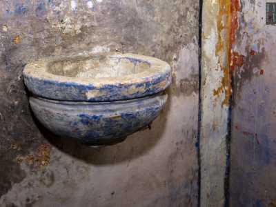 Accanto all�ingresso, sopra un�acquasantiera in pietra...